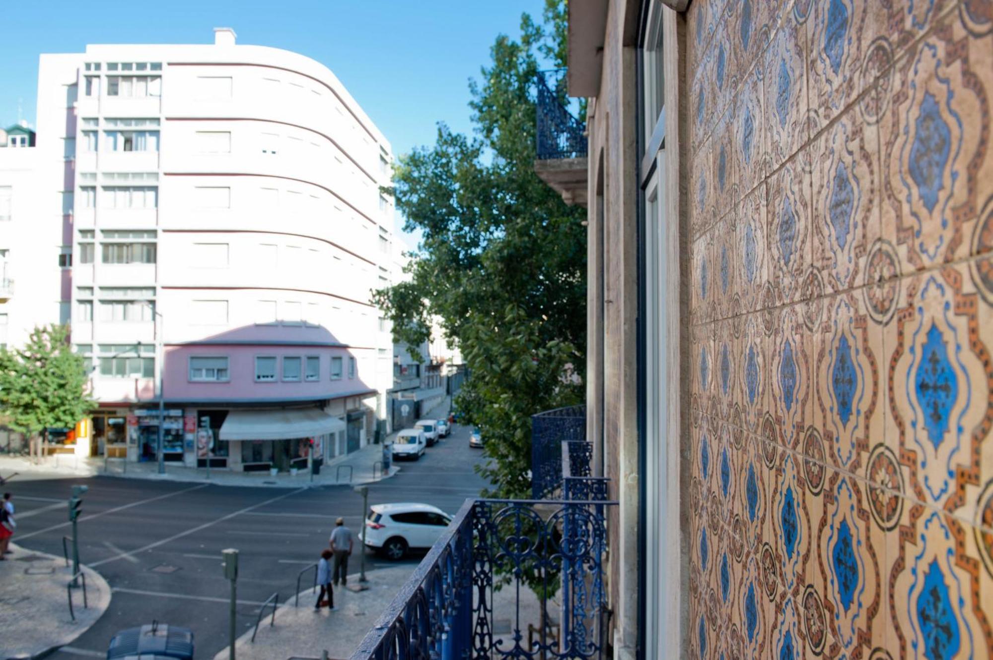 Her Majesty At Liberdade Avenue Cr1E Lisbon Luaran gambar